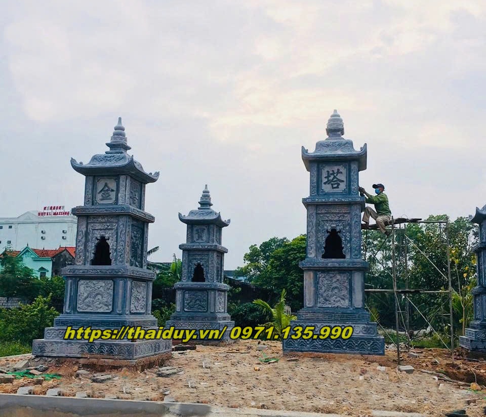 Hoa Văn Họa Tiết Được Chạm Khắc Trên Tháp Đá Thờ Hũ Tro Cốt