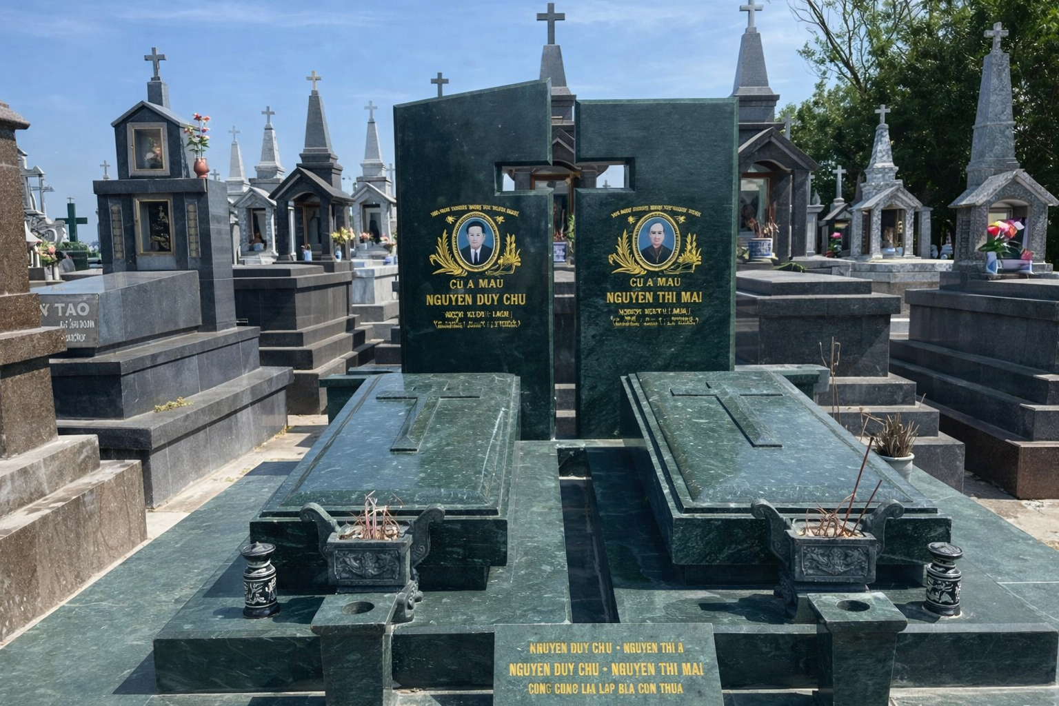 Mộ Tam Cấp Công Giáo Bằng Đá