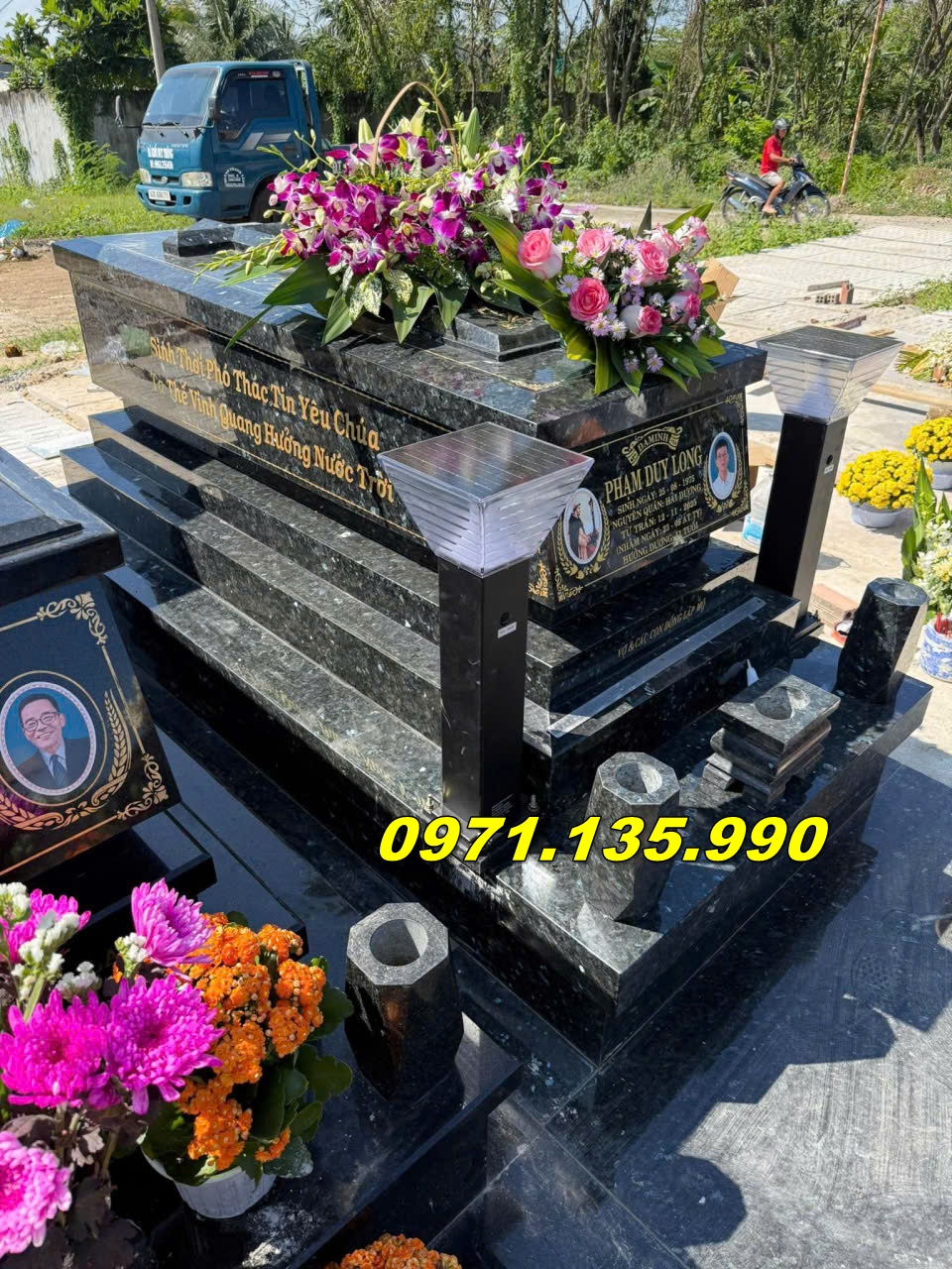 Long An Bán 81 Mẫu Mộ Đá Khối Công Giáo Hiện Đại