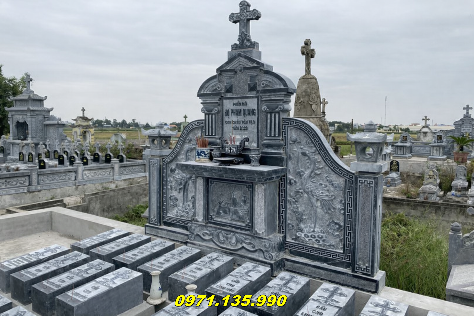 Mộ Gia Tộc Công Giáo Bằng Đá