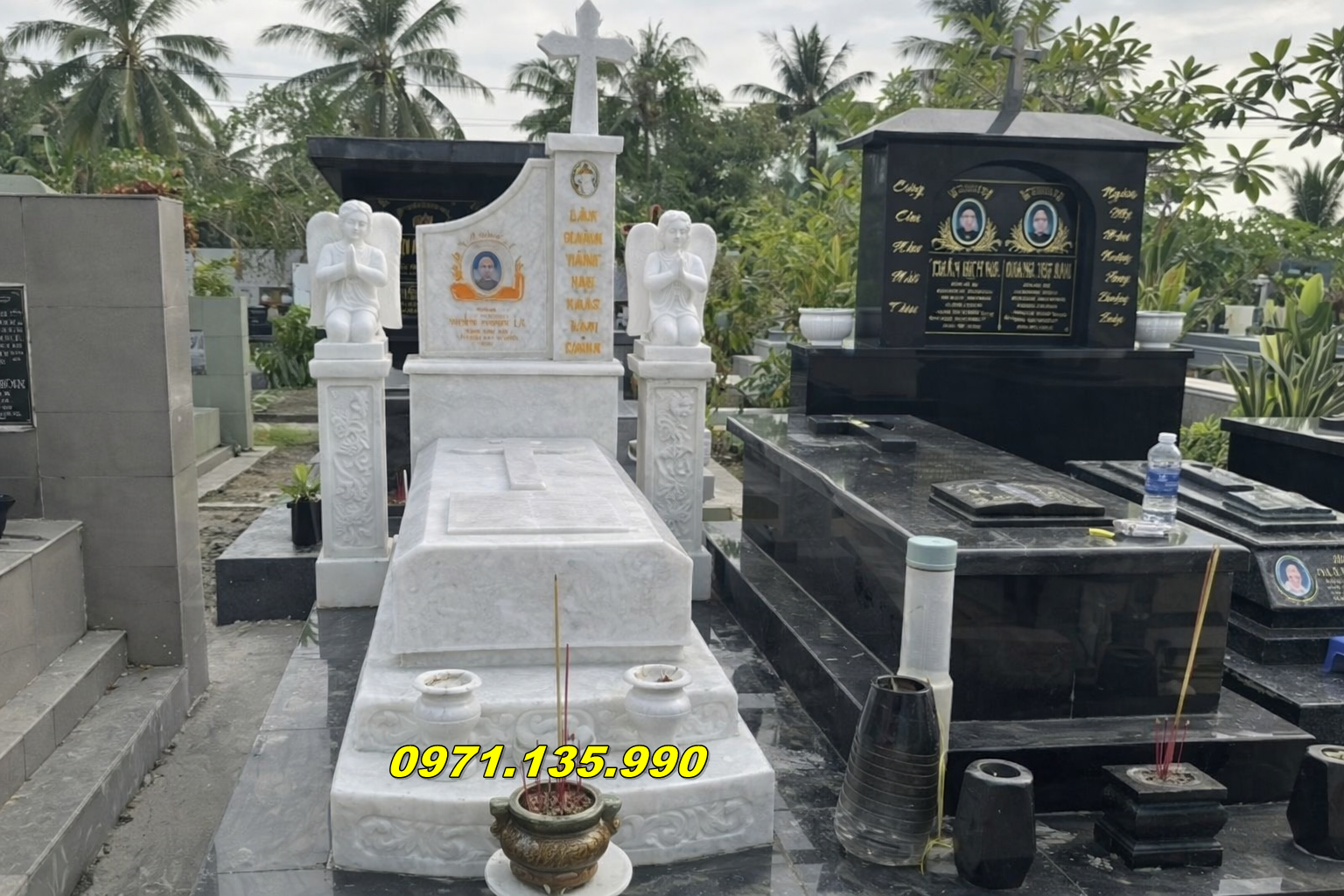 Mộ Đá Công Giáo: Ý Nghĩa Hoa Văn Chạm Khắc Lên Mộ