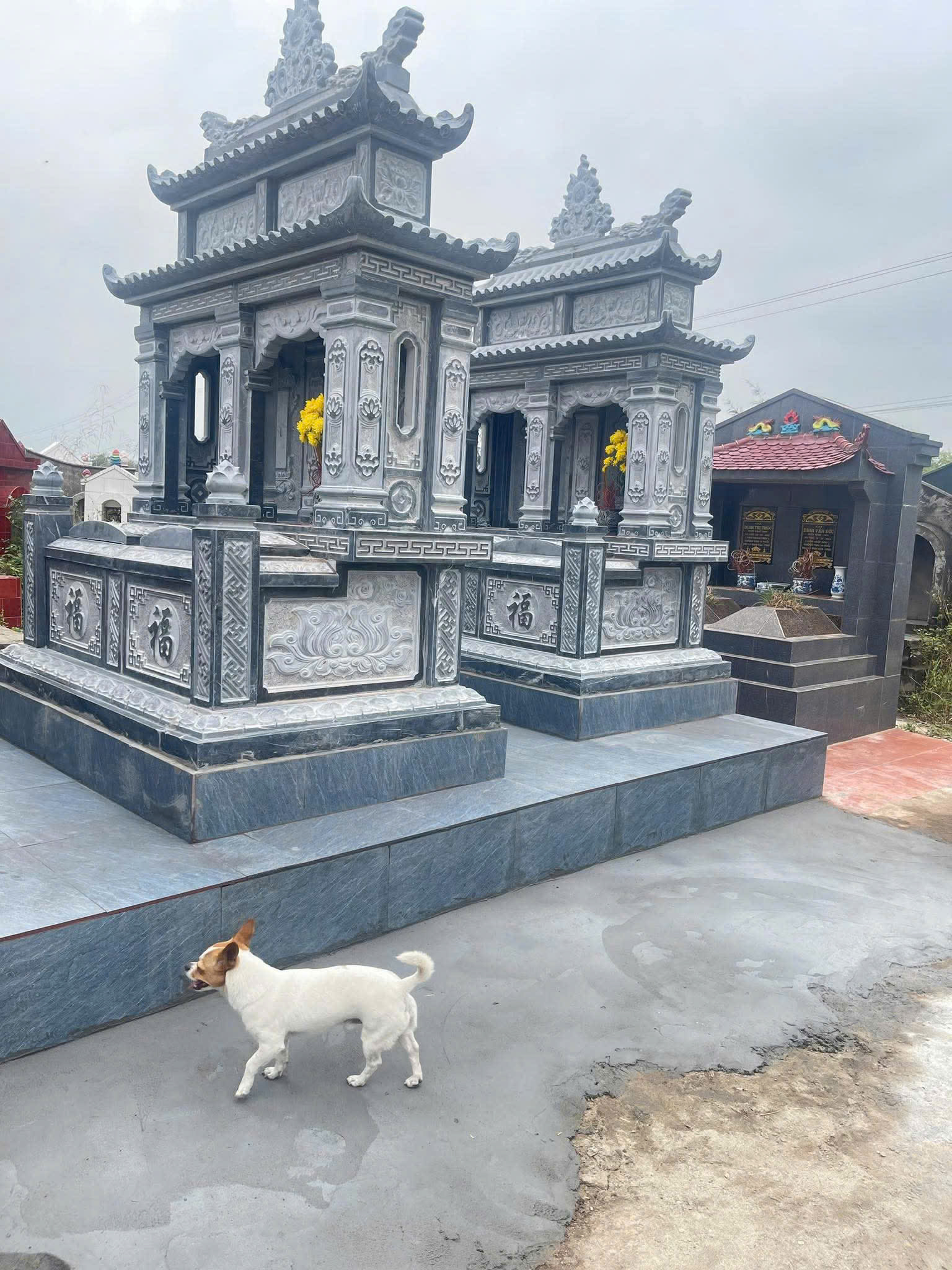 Mộ Đá Đôi Cho Ông Bà, Cha Mẹ Tại Bắc Giang – Ý Nghĩa Phong Thủy Sâu Sắc