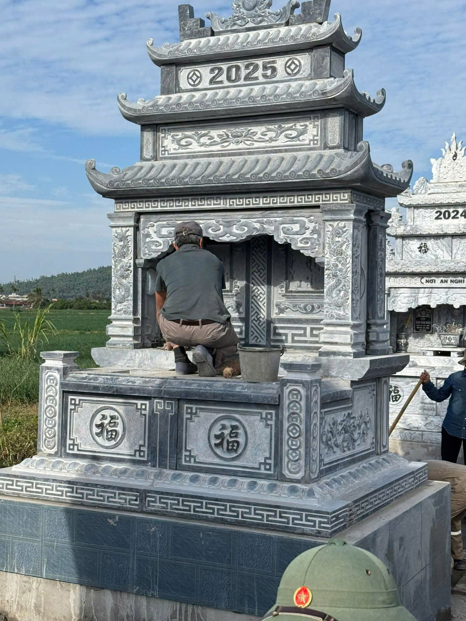 Mộ đá đôi có mái Bắc Giang