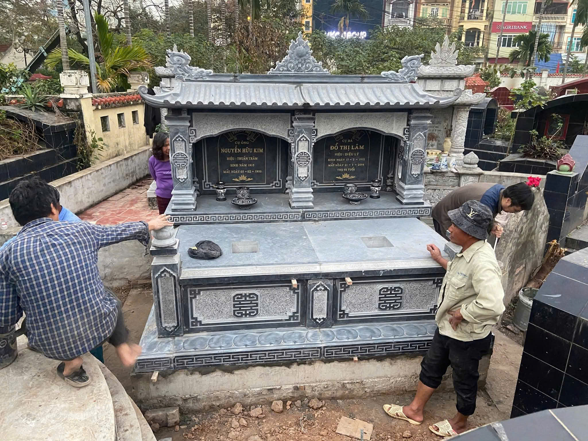 Mộ đá đôi đẹp Bắc Giang – Xu hướng xây mộ bền vững, trang nghiêm