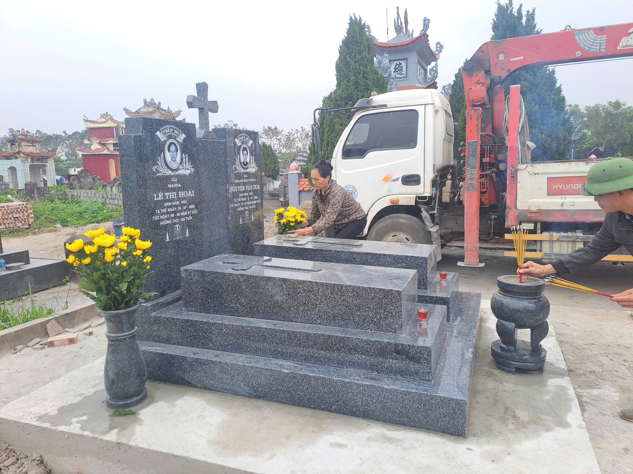 Nên chọn kiểu mộ đá đôi nào Tại Bắc Giang